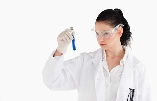 Dark-haired woman carrying out an experiment — Stock Photo, Image