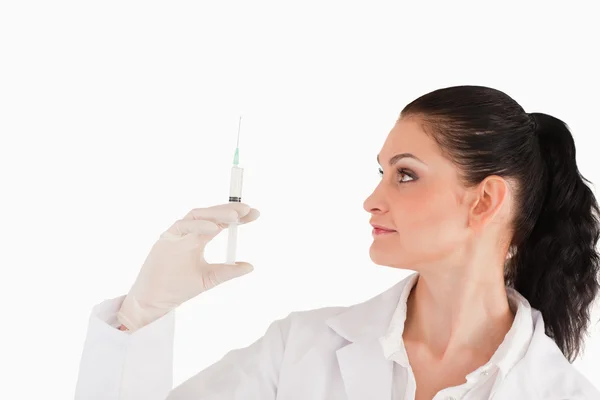 Female doctor preparing a syringe — Stock Photo, Image