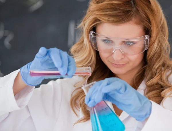 Female scientist conducting an experiment — Stock Photo, Image