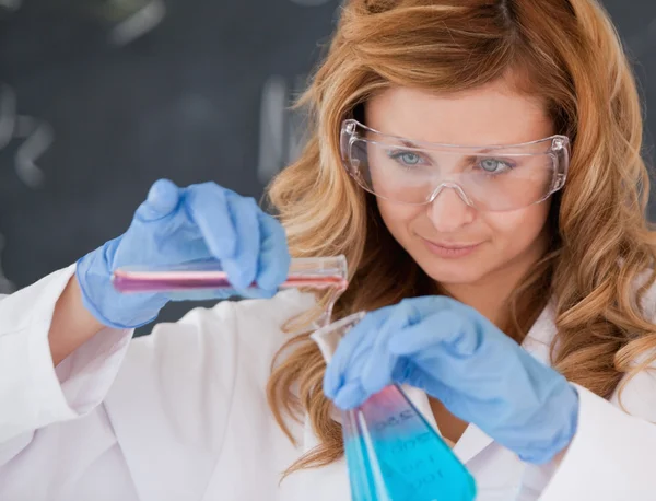 Cientista feminina conduzindo uma experiência — Fotografia de Stock