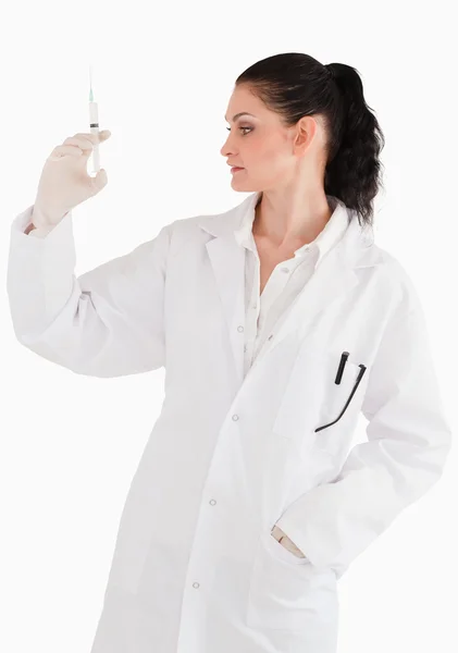 Mörkhårig läkare förbereder en spruta — Stockfoto