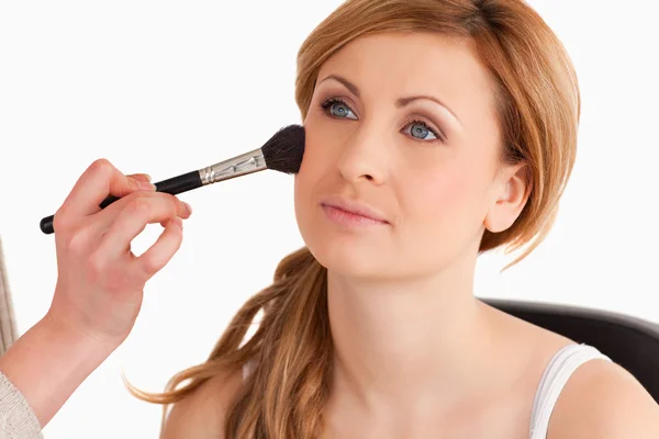 Make-up artist applicare il trucco fino a una donna dai capelli biondi carino — Foto Stock