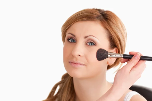 Maquillaje artista aplicar maquillaje a un atractivo rubio de pelo wo —  Fotos de Stock