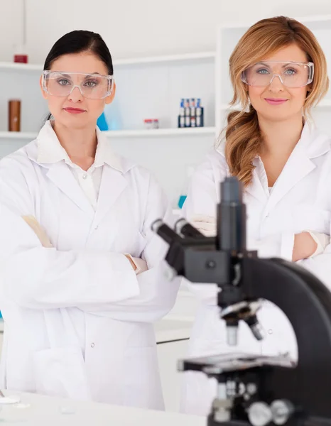 Zwei Wissenschaftlerinnen posieren — Stockfoto