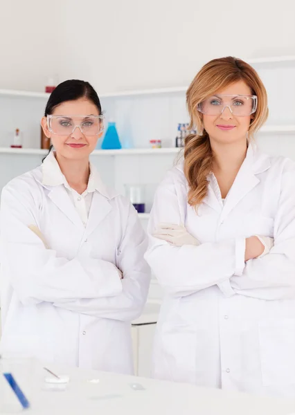 Deux femmes scientifiques regardant la caméra — Photo