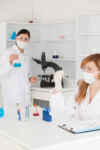 Wissenschaftler mit Masken und Schutzbrille — Stockfoto