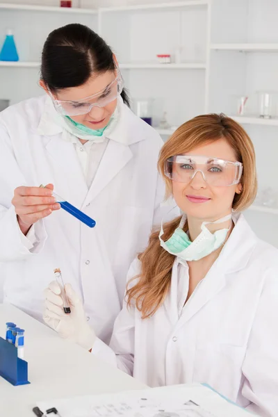 Vrouwelijke wetenschappers met veiligheidsbril — Stockfoto