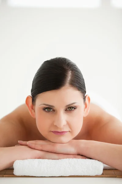 Donna dai capelli scuri ottenere un trattamento spa — Foto Stock