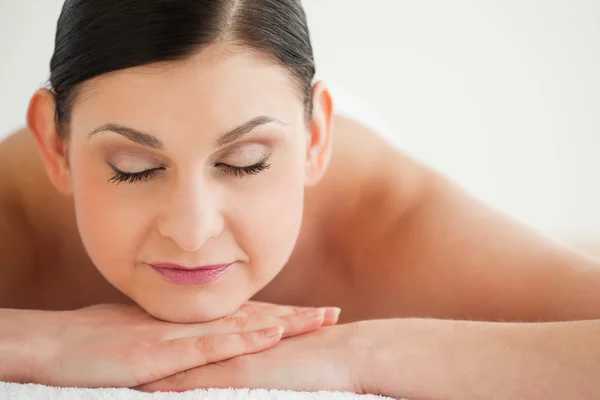 Aantrekkelijke brunette krijgen een spa treatment — Stockfoto