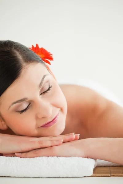 Donkerharige vrouw krijgen een spa treatment — Stockfoto