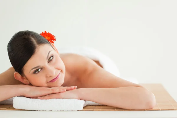Vonzó sötét hajú nő szerzés egy spa kezelés — Stock Fotó
