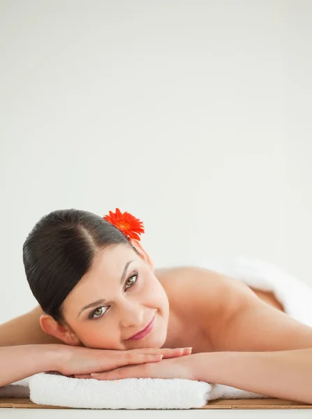 Mooie donkerharige vrouw krijgen een spa treatment — Stockfoto