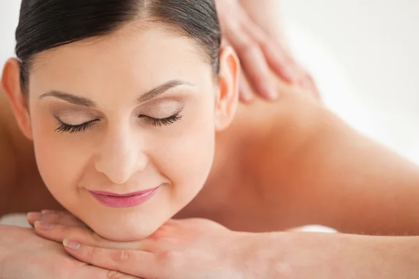Mooie brunette genieten van een massage — Stockfoto
