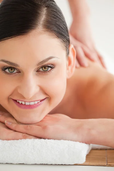 Piękne brunetki korzystających z masażu — Zdjęcie stockowe