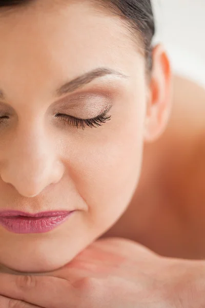 Atrakcyjny brunetka korzystających z masażu — Zdjęcie stockowe