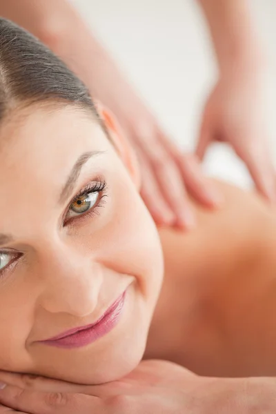 Mulher de cabelos escuros bonito desfrutando de uma massagem — Fotografia de Stock