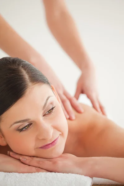 Mulher de cabelos escuros atraente desfrutando de uma massagem — Fotografia de Stock