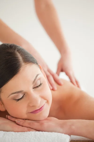 Mulher de cabelos escuros bonita desfrutando de uma massagem — Fotografia de Stock