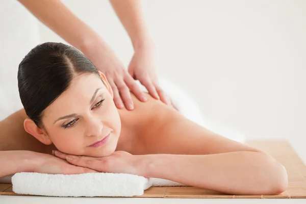 Piuttosto dai capelli scuri donna godendo di un massaggio — Foto Stock