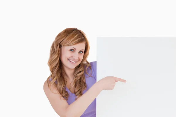 Χαριτωμένο ξανθιά μαλλιά γυναίκα που κρατά έναν λευκό πίνακα — Φωτογραφία Αρχείου