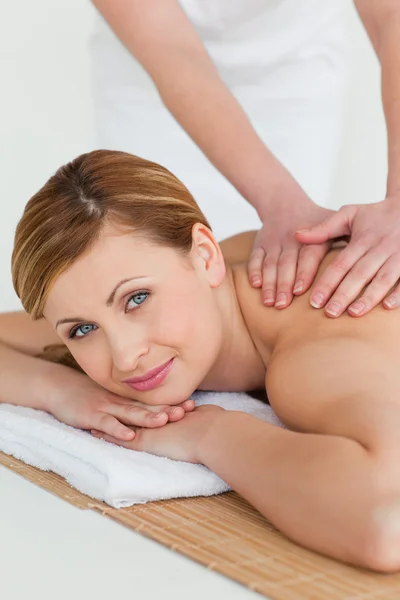 Mulher loira atraente recebendo uma massagem — Fotografia de Stock