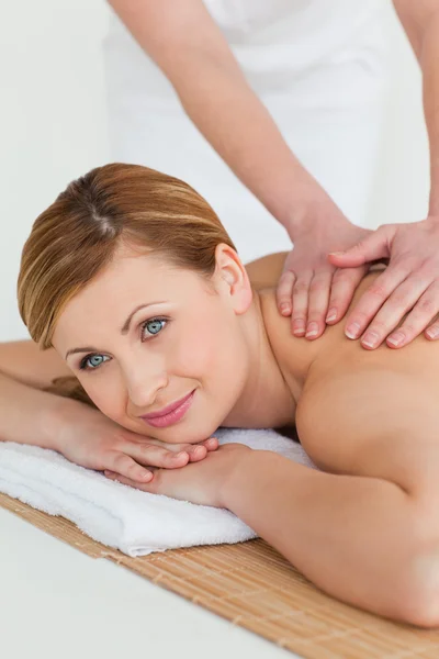 Mulher loira bonita recebendo uma massagem — Fotografia de Stock
