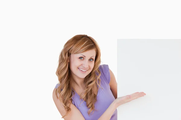 Happy blond-haired woman holding a white board — Stock Photo, Image