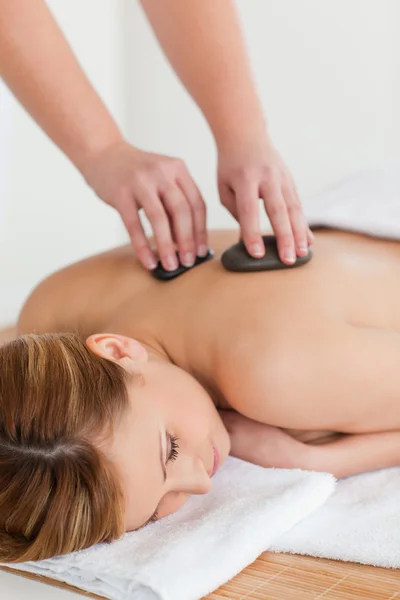 Терапевт делает массаж привлекательной светловолосой женщине — стоковое фото