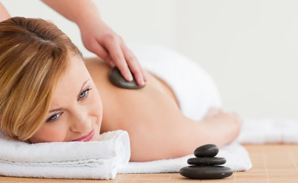 Therapeut maken een massage met een mooie blonde vrouw — Stockfoto