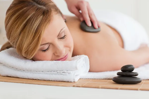 Terapeuta fazendo uma massagem para uma linda mulher loira — Fotografia de Stock