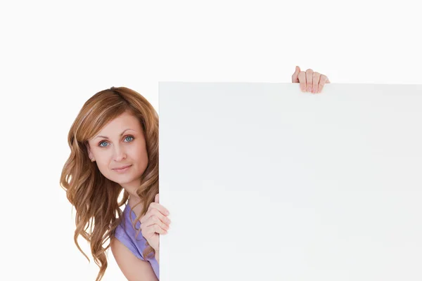 Mulher loira bonito de cabelos brancos segurando uma placa — Fotografia de Stock