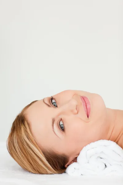 Mulher de cabelos loiros deitada enquanto recebe um tratamento de spa — Fotografia de Stock