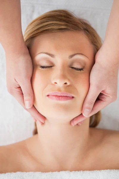 Mulher loira bonita recebendo uma massagem em seu rosto — Fotografia de Stock