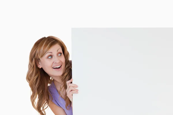 Ξανθά μαλλιά γυναίκα που κρατά έναν λευκό πίνακα — Φωτογραφία Αρχείου