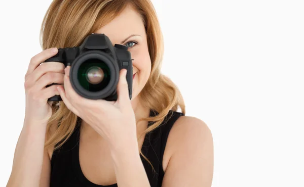 Carino donna dai capelli biondi scattare una foto con una macchina fotografica — Foto Stock