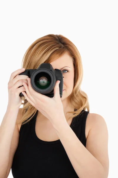 Attraente donna dai capelli biondi che scatta una foto con una fotocamera — Foto Stock