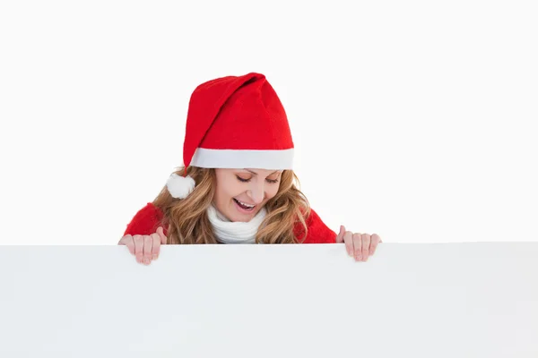 Счастливая блондинка в костюме Санта-Клауса — стоковое фото