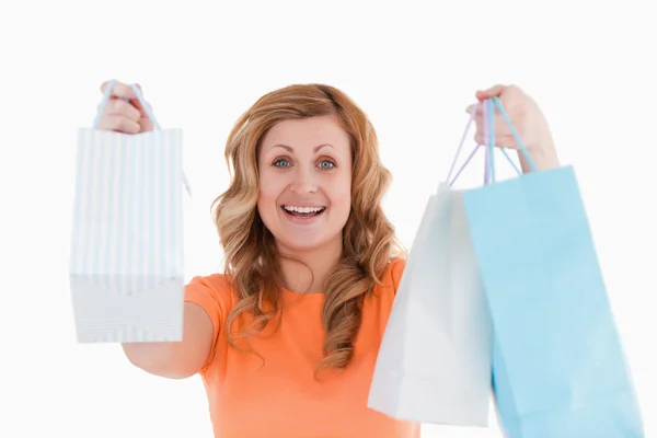Mujer de pelo rubio feliz habiendo hecho sus compras —  Fotos de Stock
