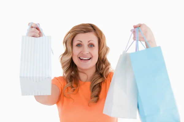 Glückliche blondhaarige Frau, die ihre Einkäufe erledigt hat — Stockfoto