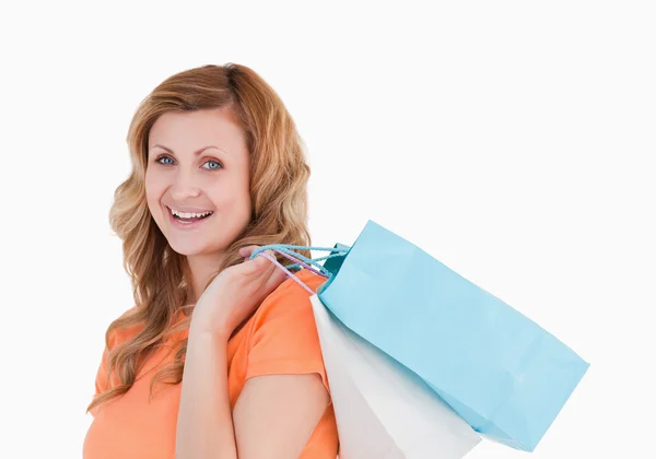 Linda mulher loira de cabelos loiros mostrando suas compras — Fotografia de Stock