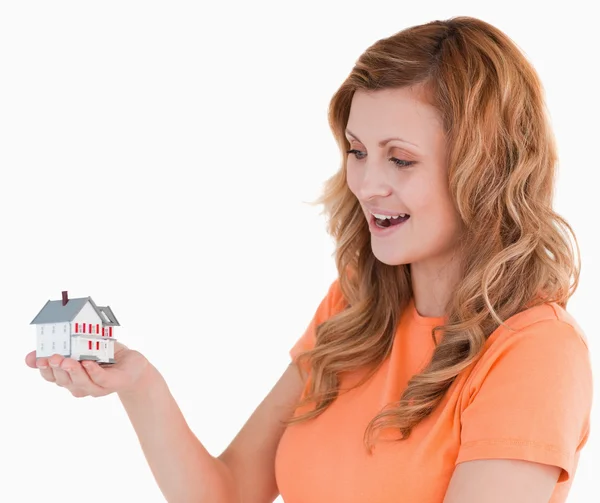 Mladá žena drží model domu — Stock fotografie