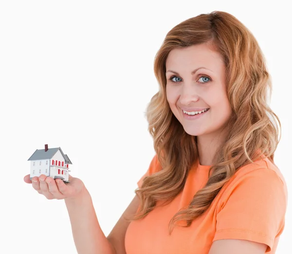 Симпатична жінка тримає модель будинку — стокове фото