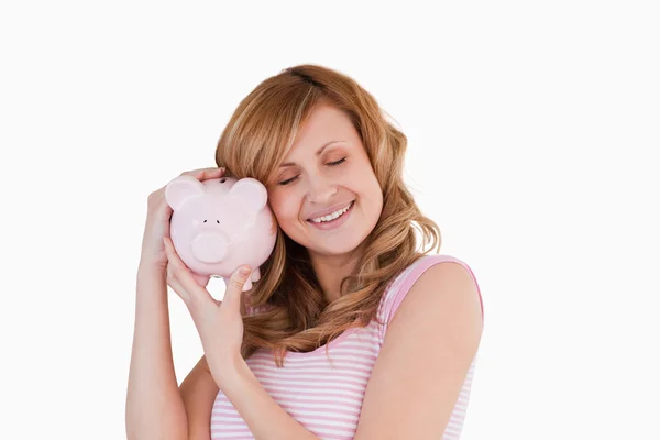 Niedliche Frau glücklich mit ihrem Sparschwein — Stockfoto