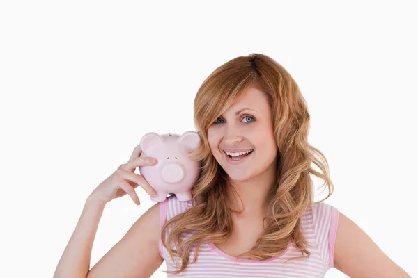 Blonde vrouw poseren terwijl haar spaarpot — Stockfoto