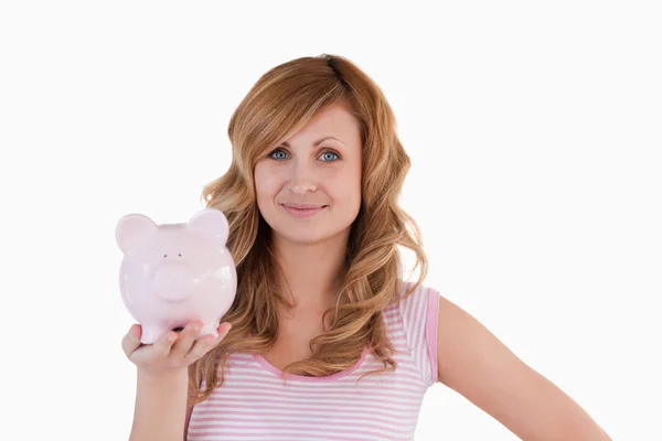 Leuke blonde vrouw poseren terwijl haar spaarpot — Stockfoto