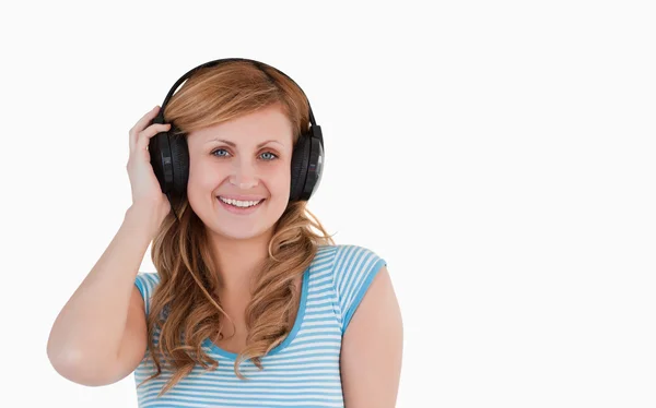 Na białym tle stereotyp kobiety, słuchanie muzyki — Zdjęcie stockowe