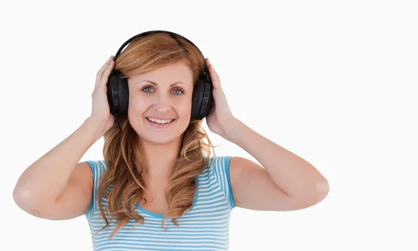 Atractiva mujer de cabello rubio escuchando música — Foto de Stock