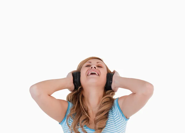 Attraente donna dai capelli biondi felice mentre ascolta musica — Foto Stock