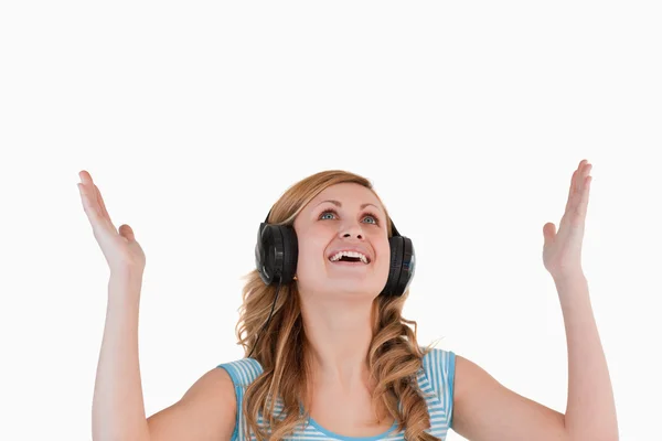 Na białym tle stereotyp kobiety zadowolony słuchając muzyki — Zdjęcie stockowe