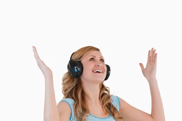Söt blond kvinna njuter medan du lyssnar på musik — Stockfoto